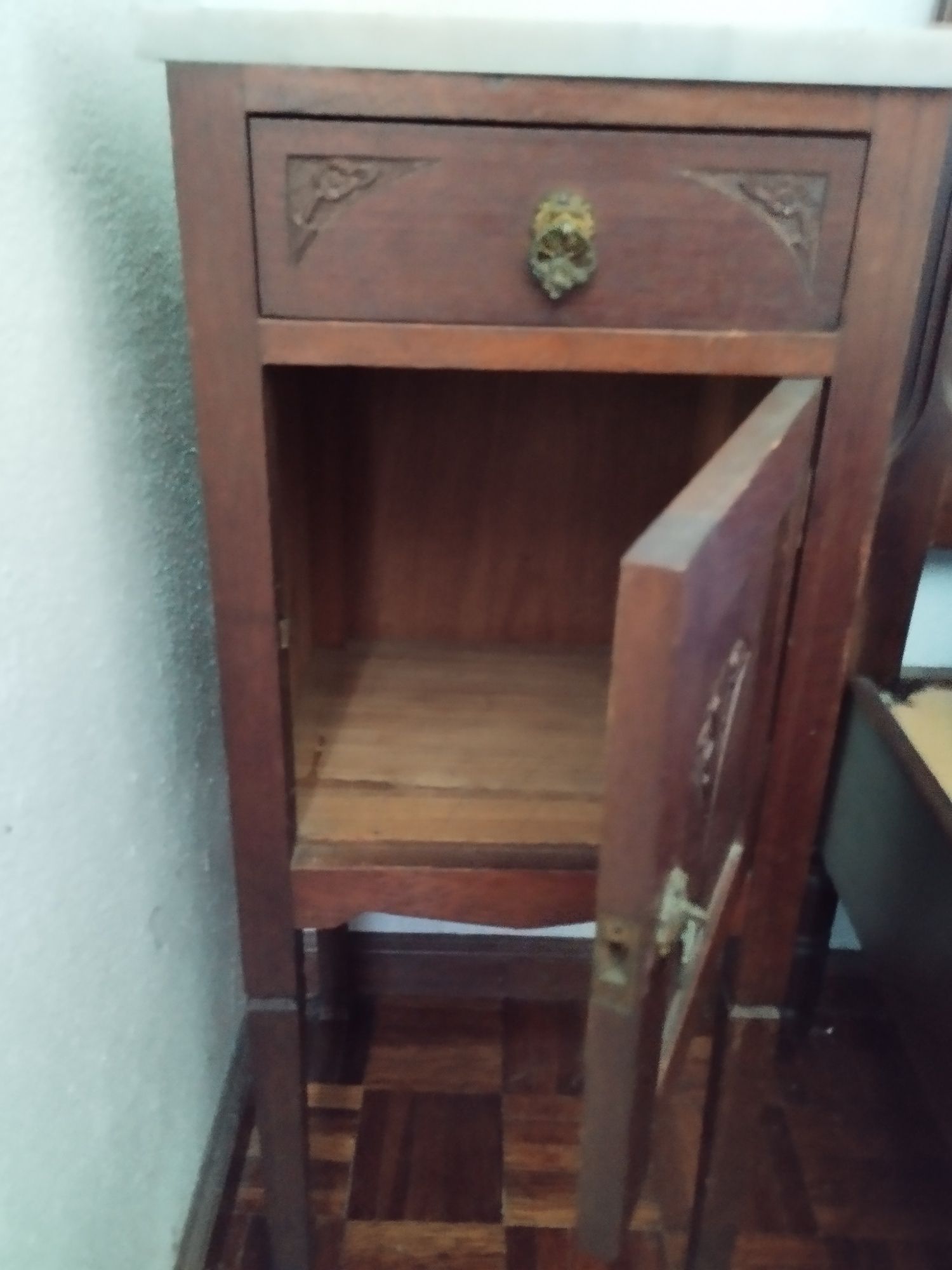 Mesa cabeceira com tampo em mármore