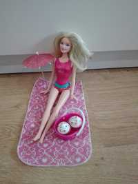 Lalka Barbie  z kocykiem i koszykiem