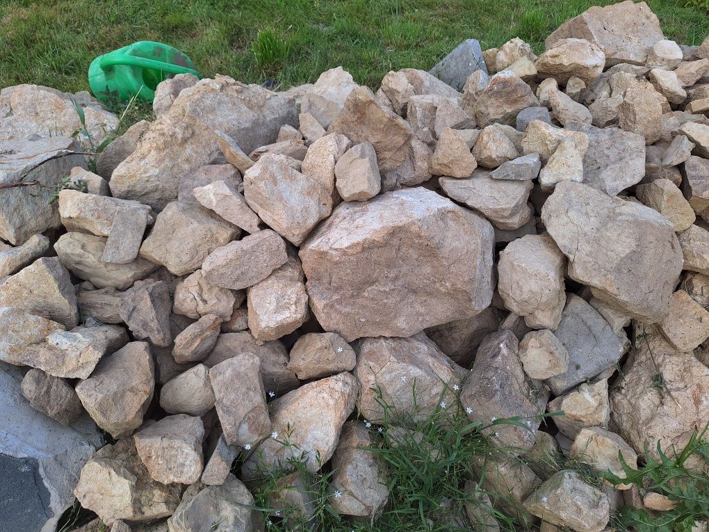 Sprzedam kamień w większości piaskowiec