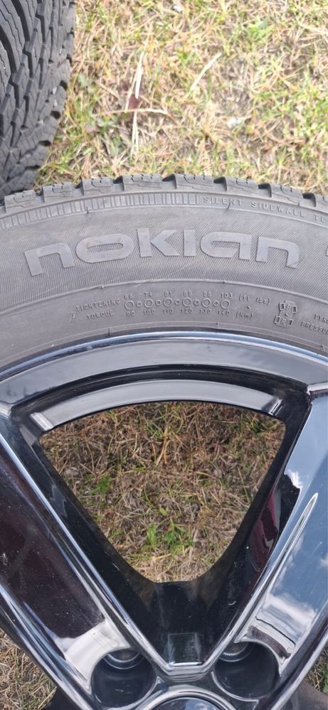 Komplet opon zimowych z felgami do Toyota C-HR 215/60/R17 Nokian