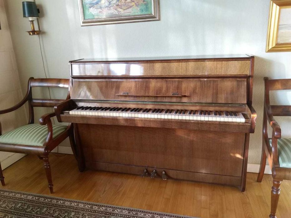 Pianino Petrof, mechanicznie perfekcyjne. W zestawie z krzesłami.