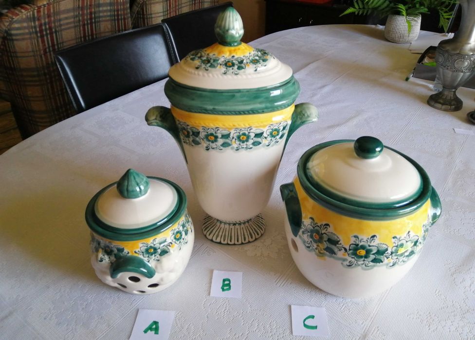 Peças de louça pintadas à mão