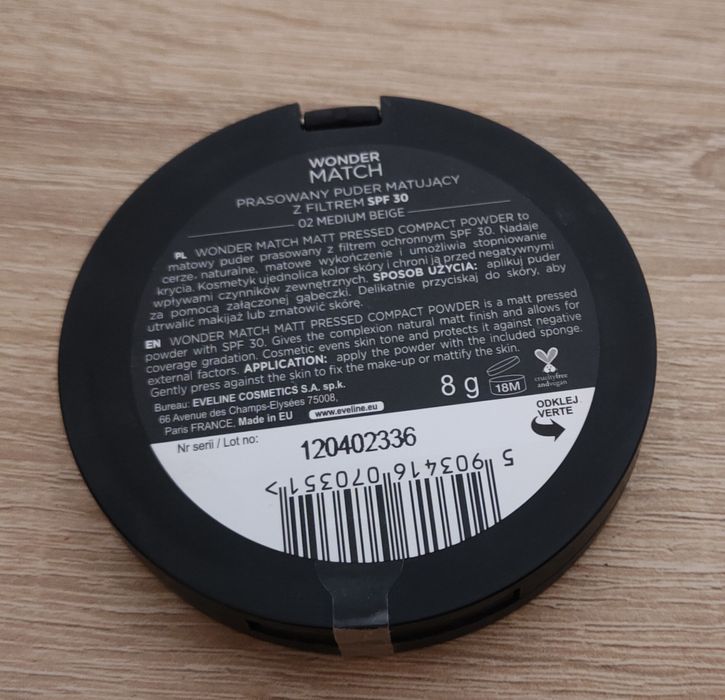 Puder prasowany Eveline Cosmetics z SPF 30
