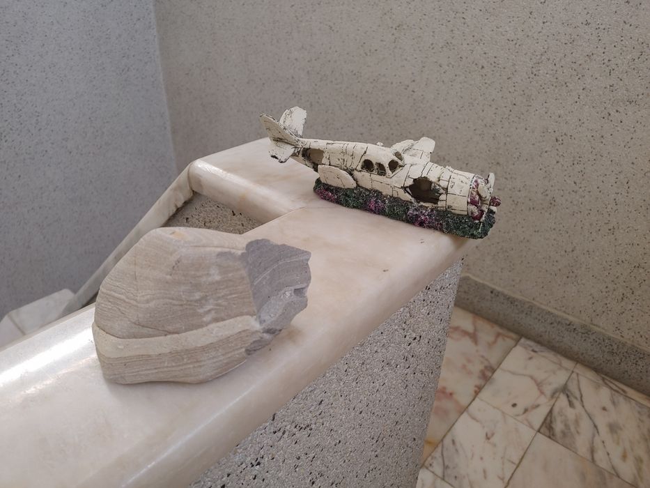 Avião e rocha para aquário