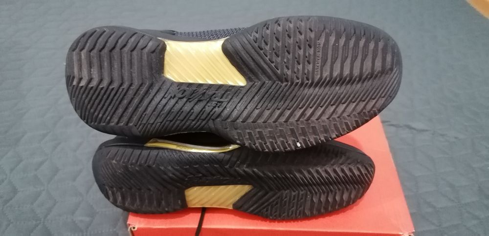 Botas de Basquetebo de cano baixo Adulto Preto/Dourado