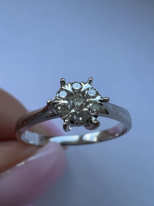 Изысканное золотое кольцо с бриллиантами