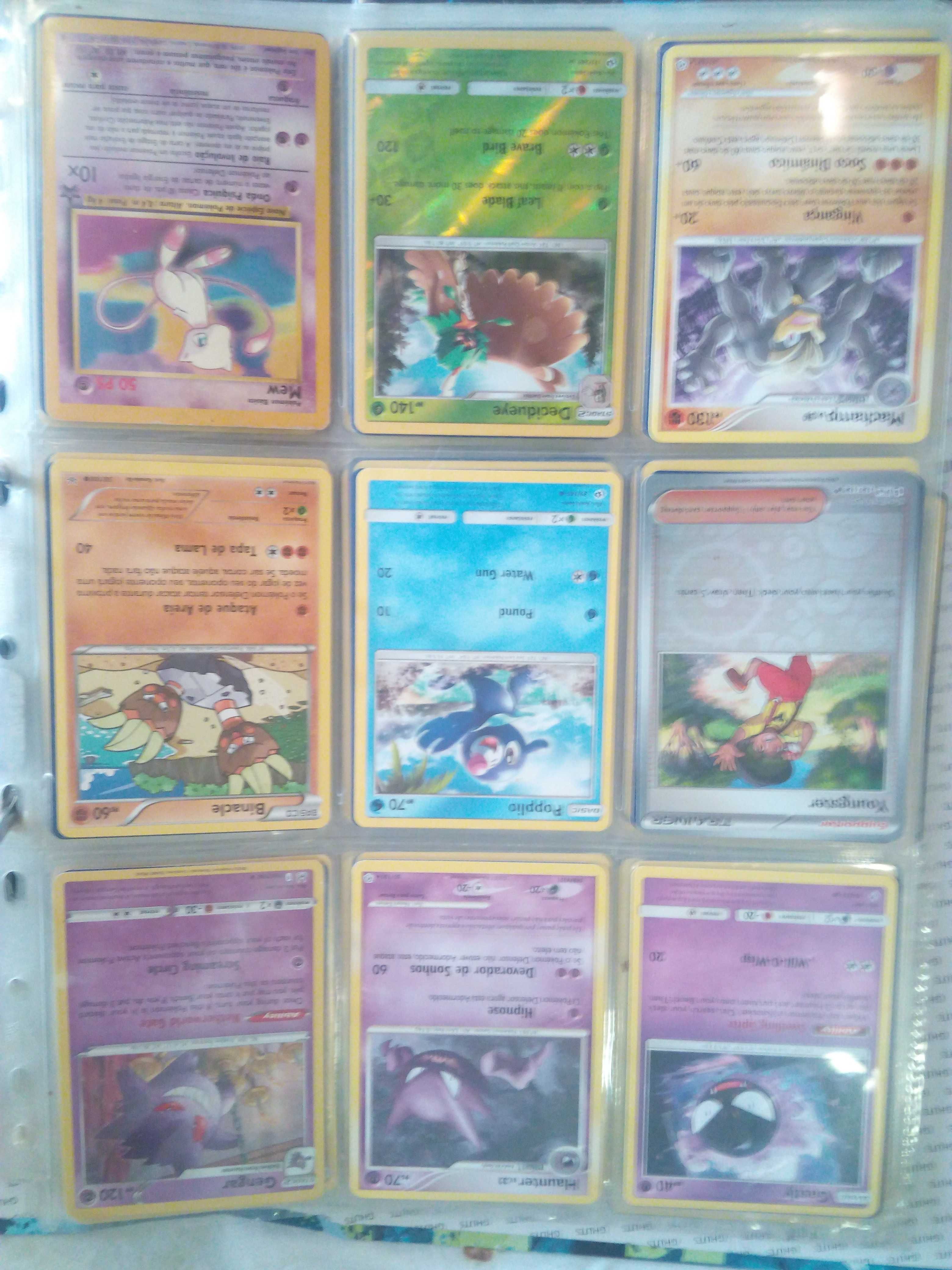 Colecção de itens Pokemon , incluindo cartas verdadeiras