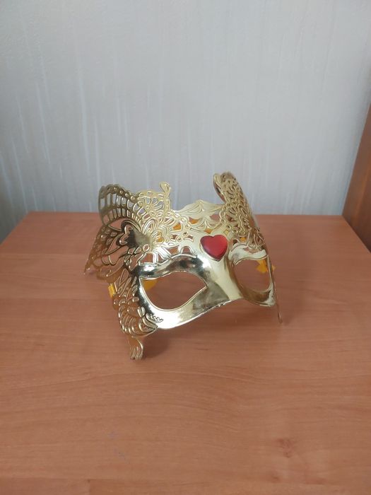 іграшкова карнавальна дитяча маска золотого кольору маска для костюма