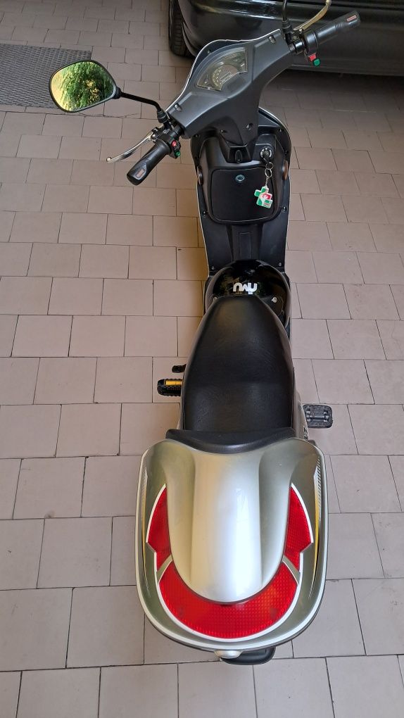 Scooter elétrica com pedais