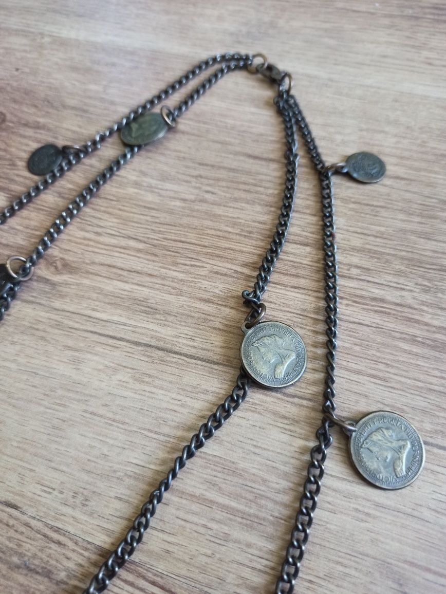 Podwójny łańcuch z ozdobnymi monetami