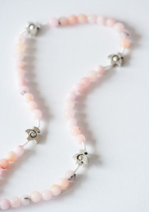 Komunijny różaniec z kamieni opal różowy na sznurku + etui sakiewka