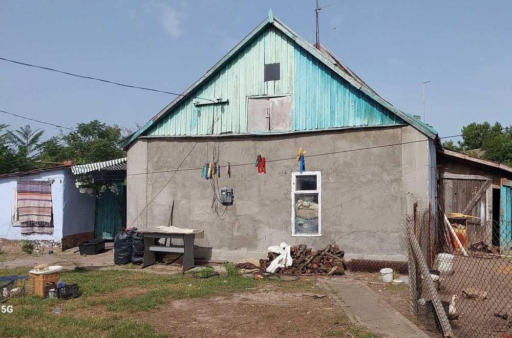 Продам пол дома,под ремонт,со всеми камуникацыями,15 соток земли