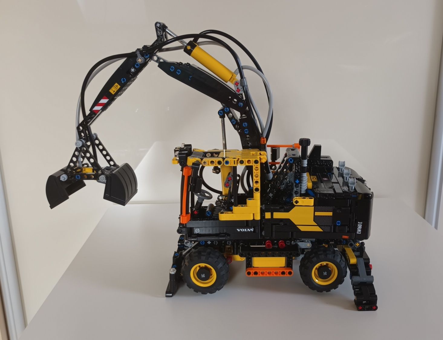 LEGO Technic 42053 - Volvo EW160E - pneumatyka