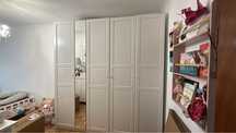 Roupeiro IKEA composto por tres modulos