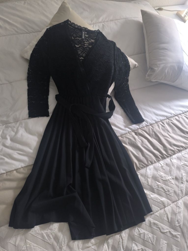 Vestido em renda e pregas