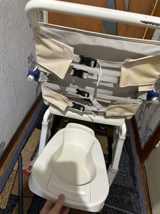 Санітарне крісло-туалет для людей з обмеженою рухливістю