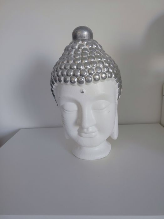 Estátua branca e cinza