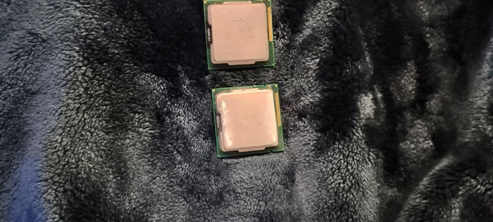 2 procesory Intel i3