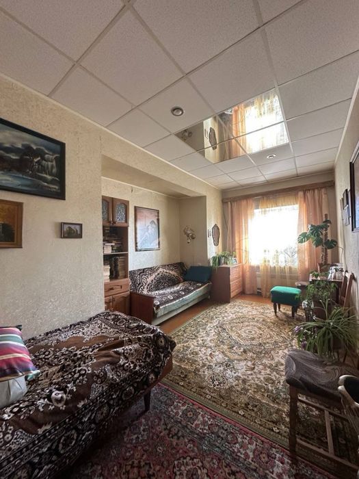 Продається трикімнатна квартира