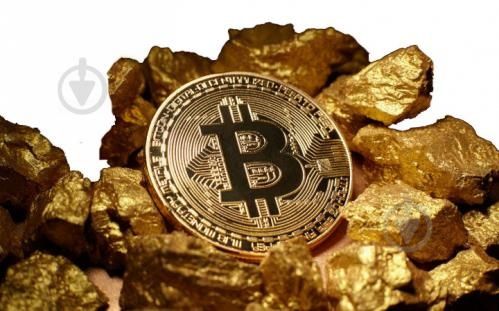 Монета Биткоин в капсуле