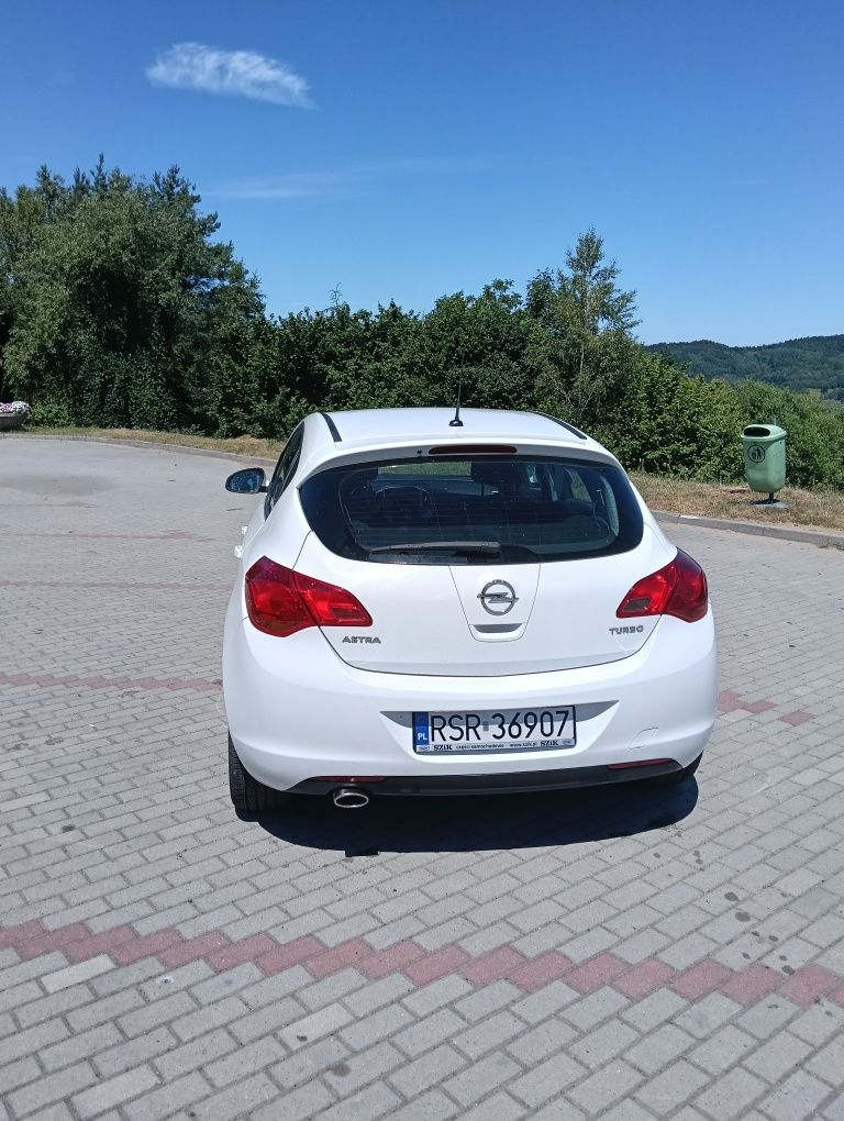 Opel Astra 1.4 Turbo 2010 rok