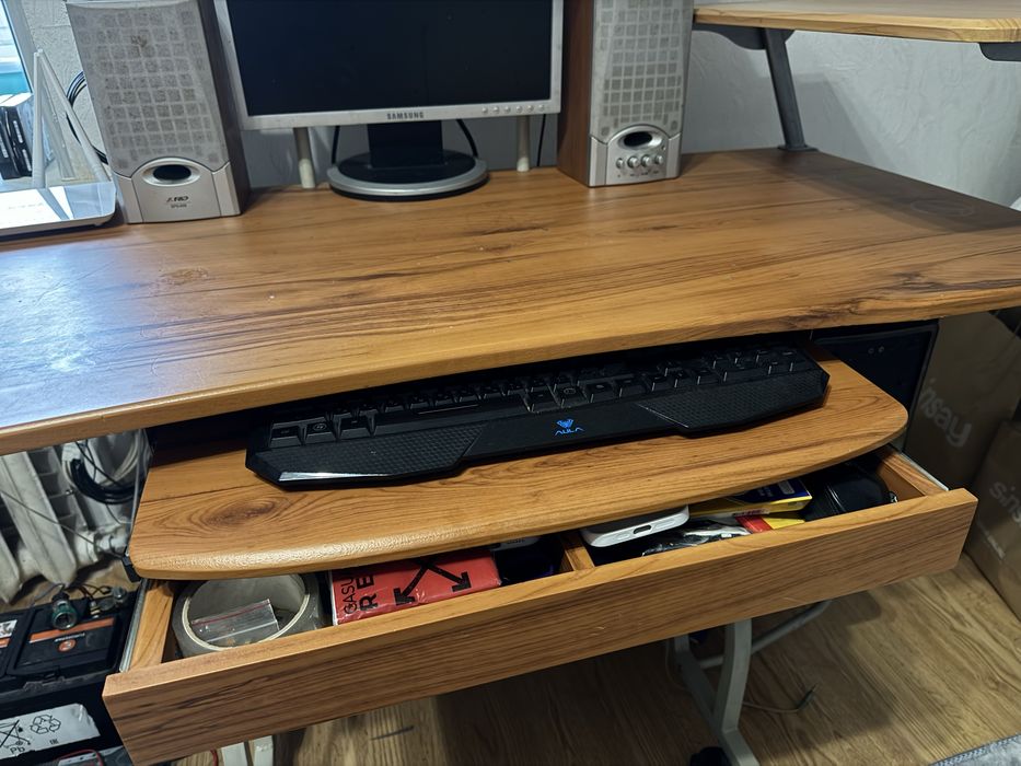 Компʼютерний стіл