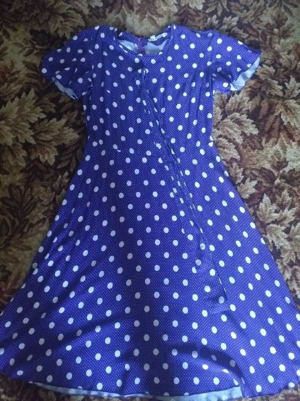 Фіолетова сукня в горошок