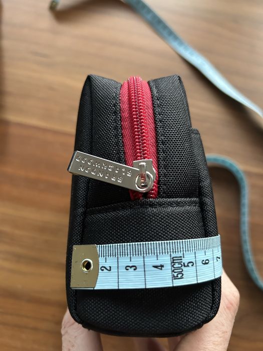 Nowa czarna kosmetyczka