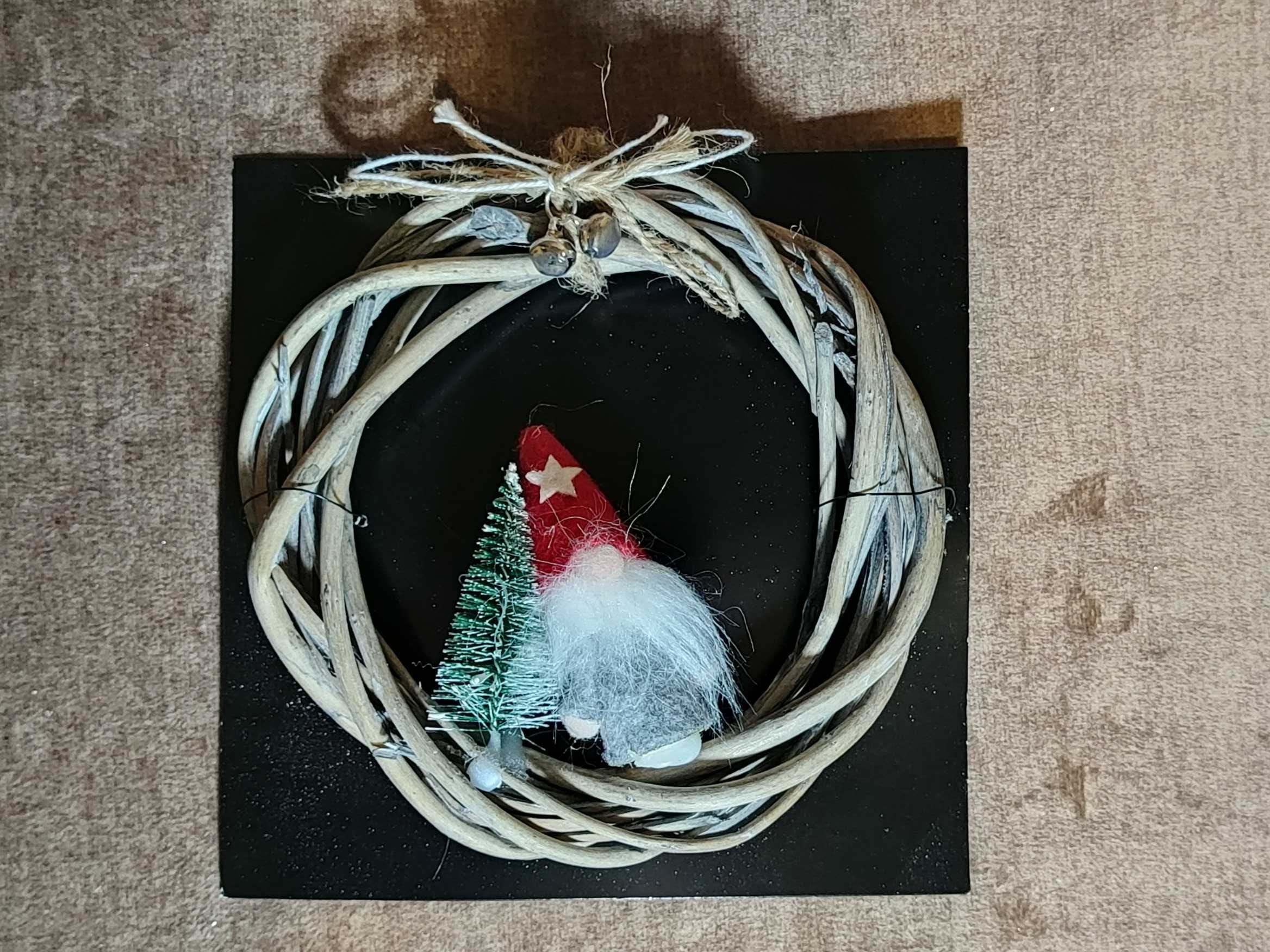 Wiklinowa zawieszka świąteczna z gnomem i choinką