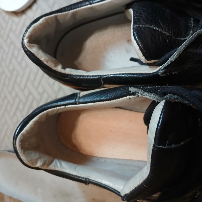 Кросівки шкіряні 40 розмір