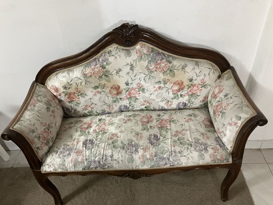 Banqueta forrada a tecido e madeira de cor mogno