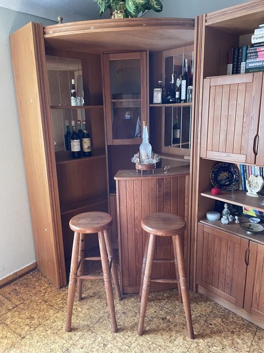 2 Móveis de sala, um eletrificado e outro com bar