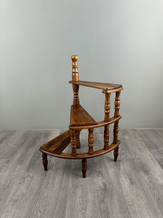 Вінтажні бібліотечні сходи