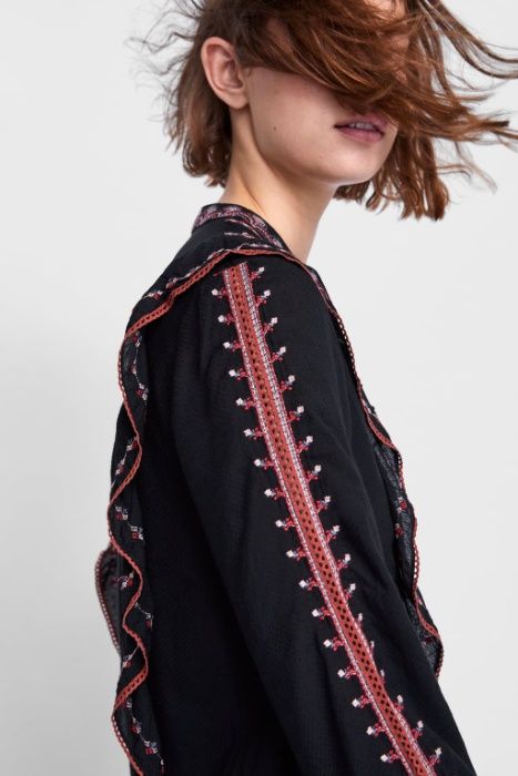 Bluzka z haftem i falbankami marki Zara
