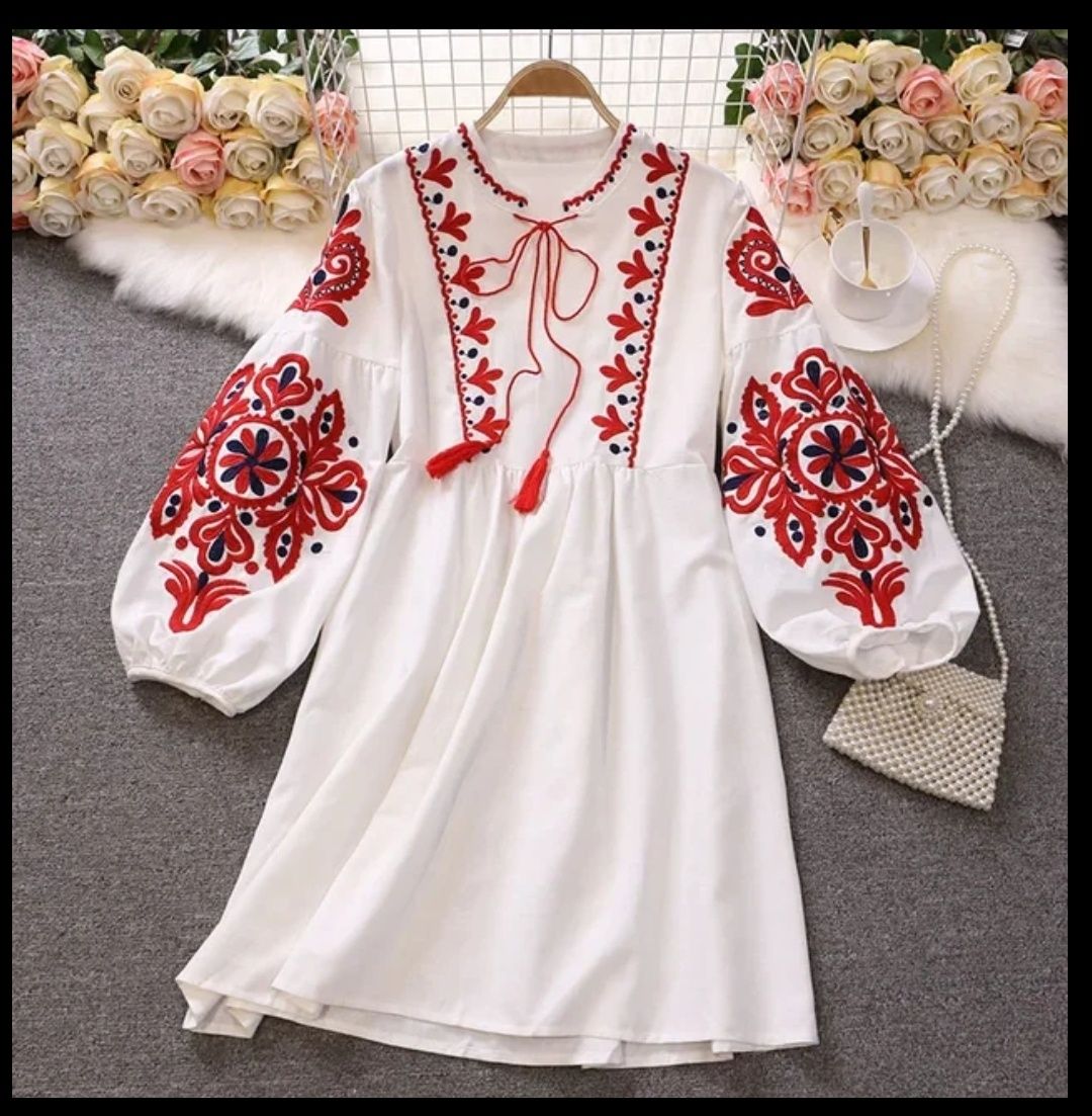 Молодіжна сукня вишиванка біла з червоними квітами