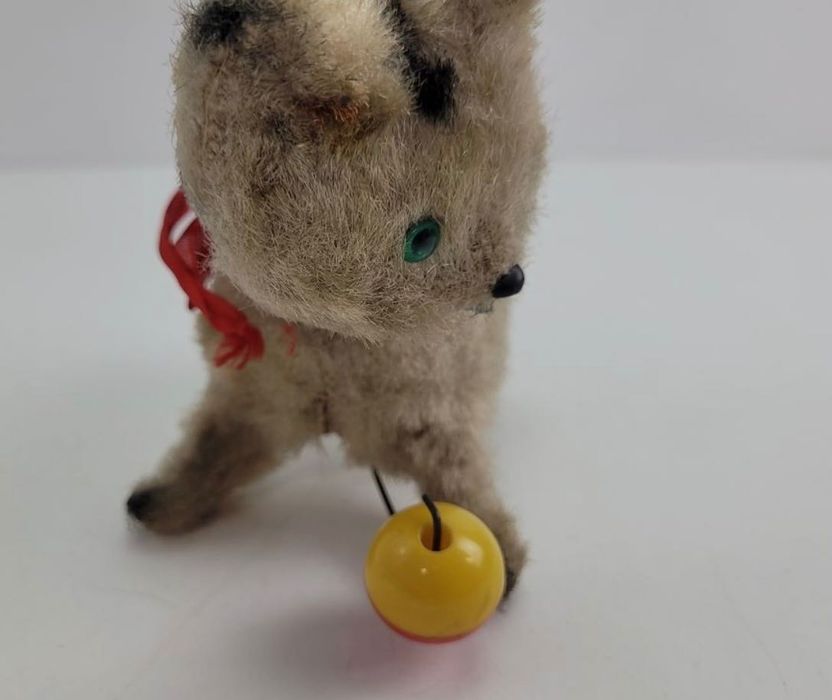 Игрушка механическая Кот с мячиком . 1960 год