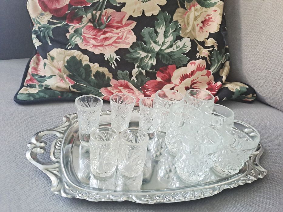 Kieliszki, karafka, cukiernica, popielnica i różne