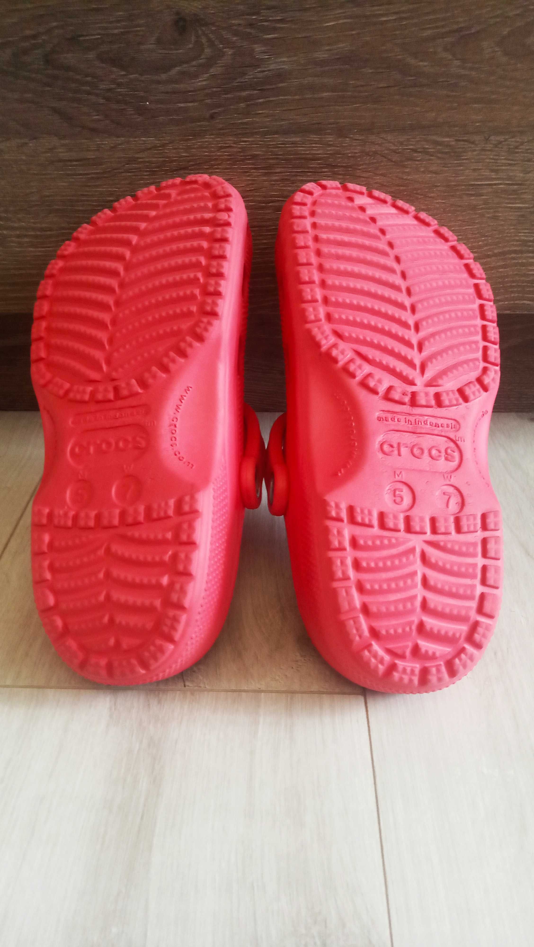 Crocs Classic clag klapki M5 W7 czerwone