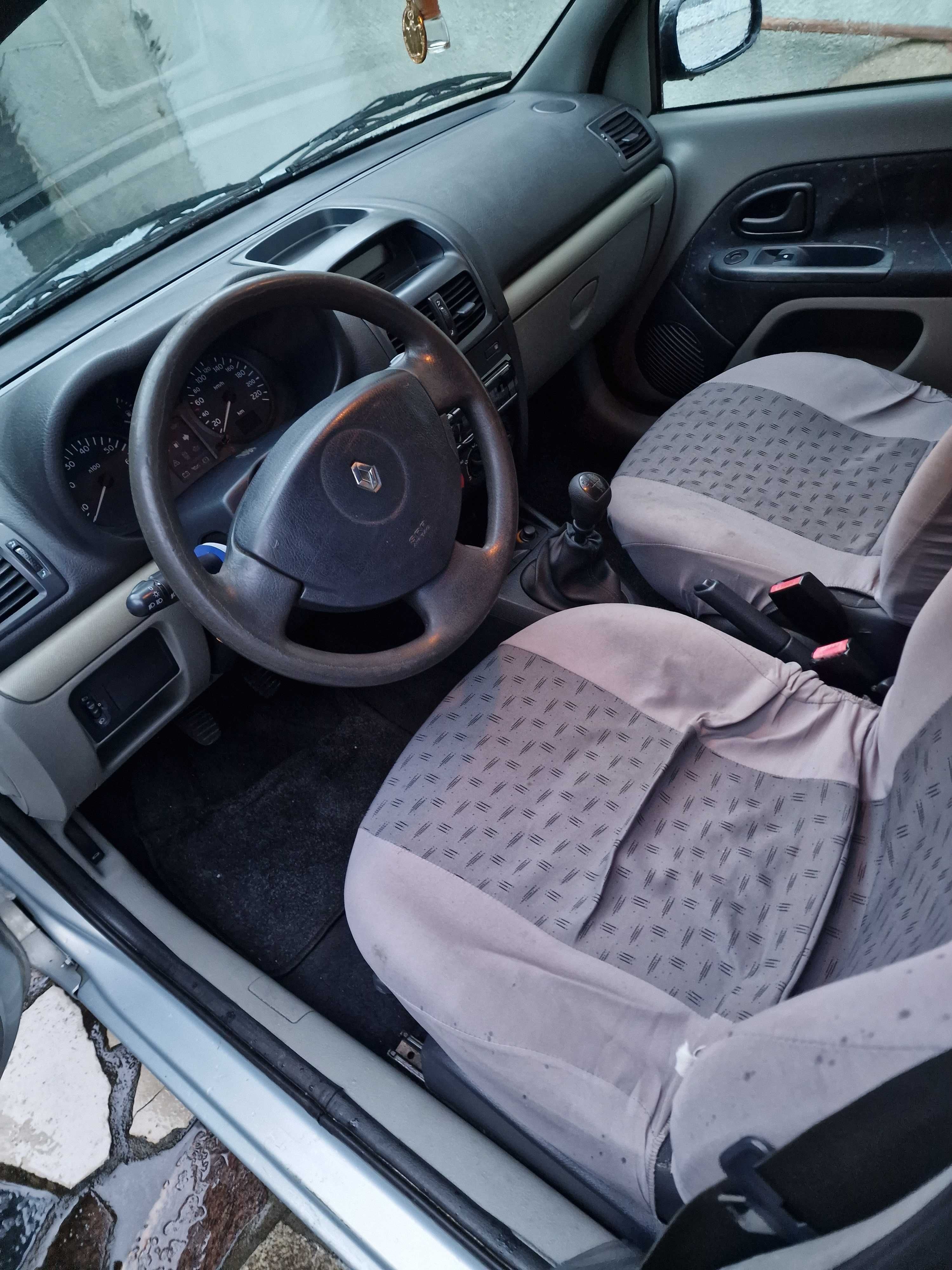 Renault clio cinzento