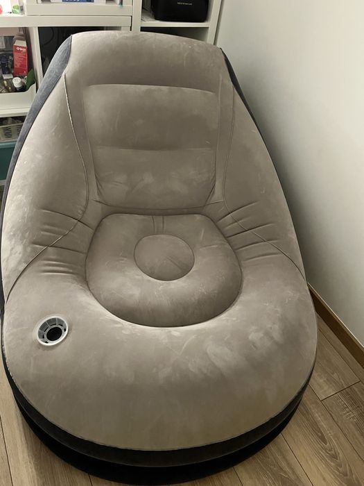 Fotel dmuchany z małą poduszką