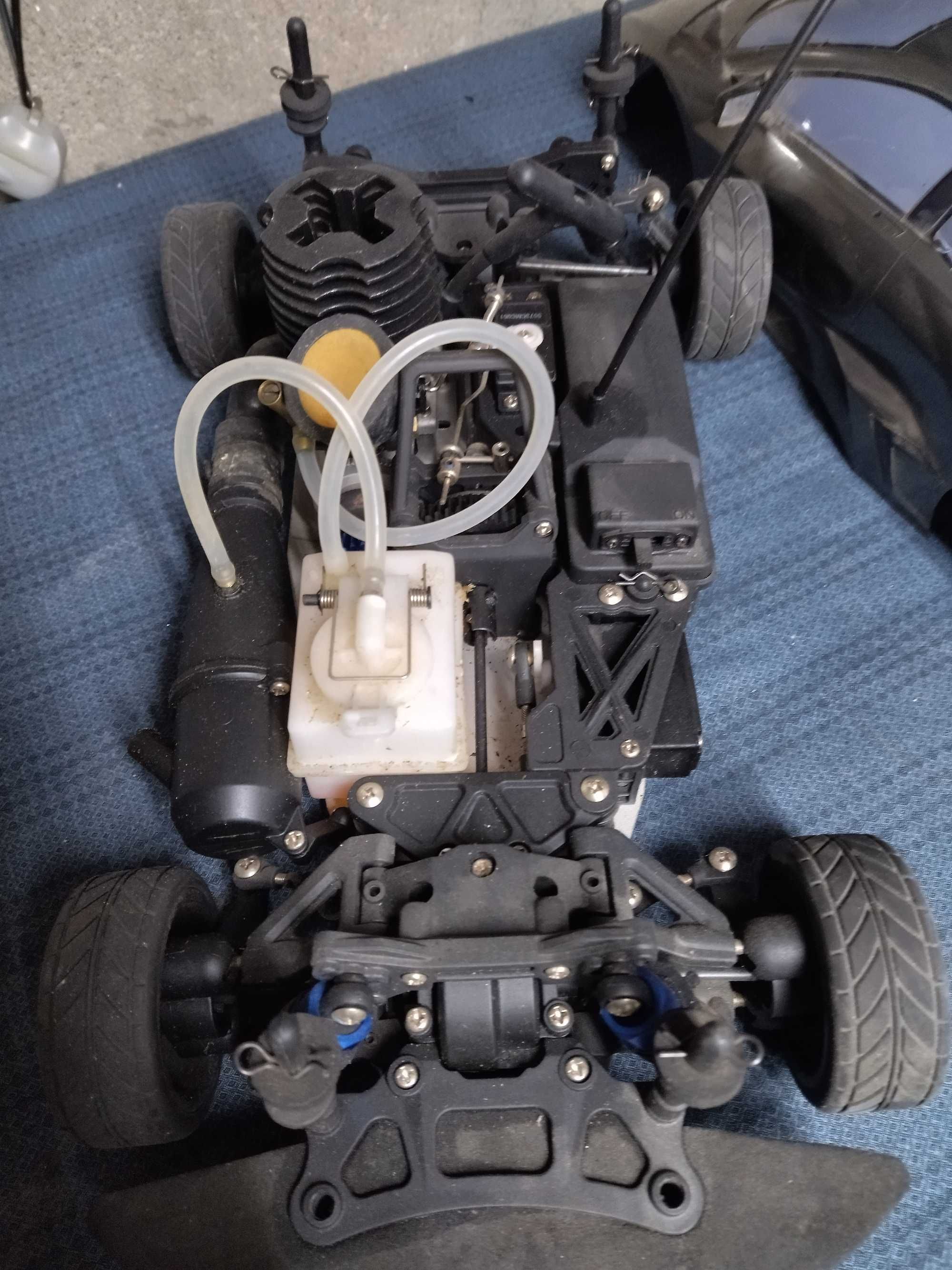 Carro a Gasolina e Helicóptero Telecomandado a Bateria