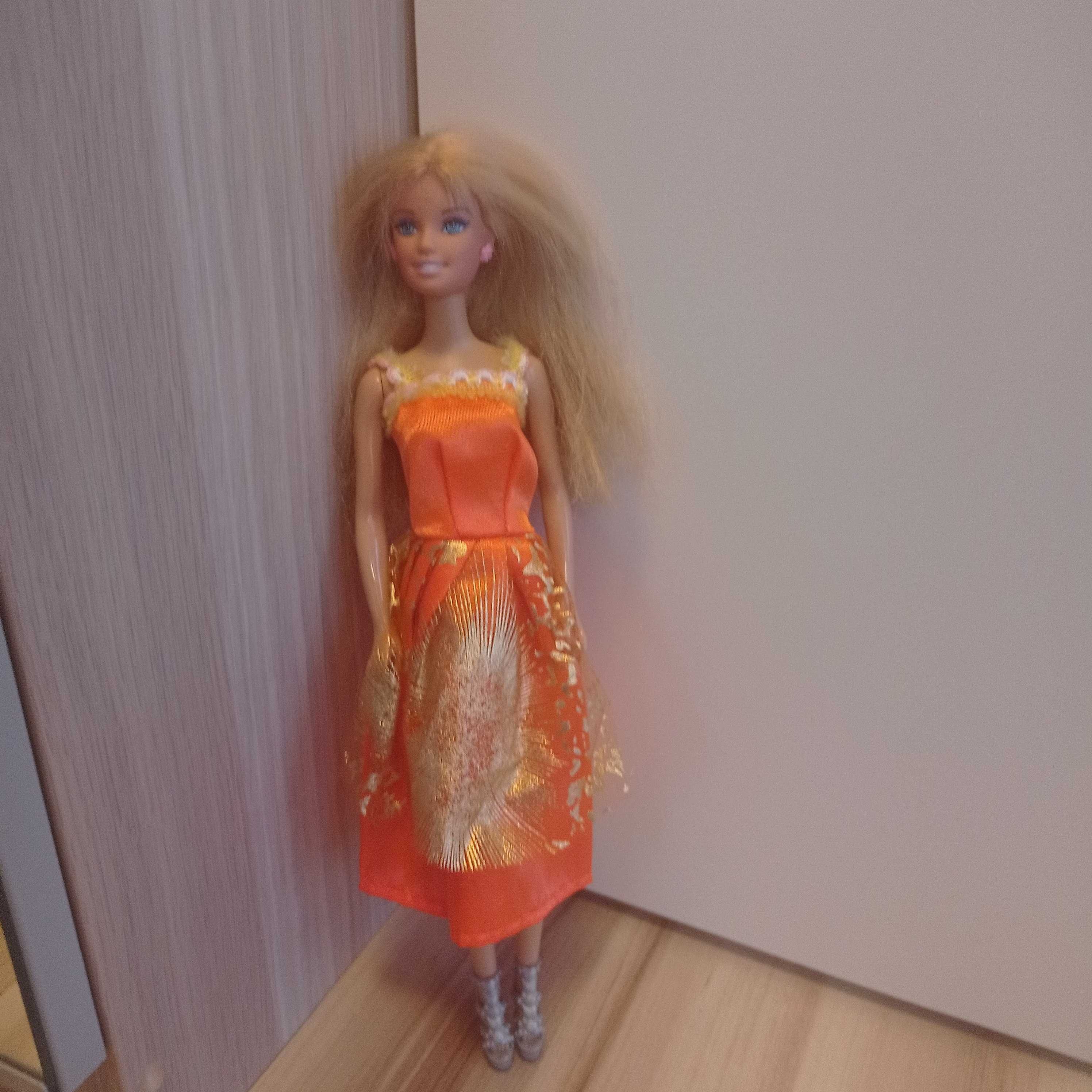 dwie lalki Barbie