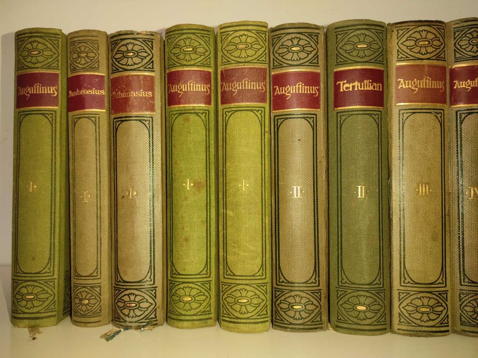 Старинные книги. Священная католическая библиотека.