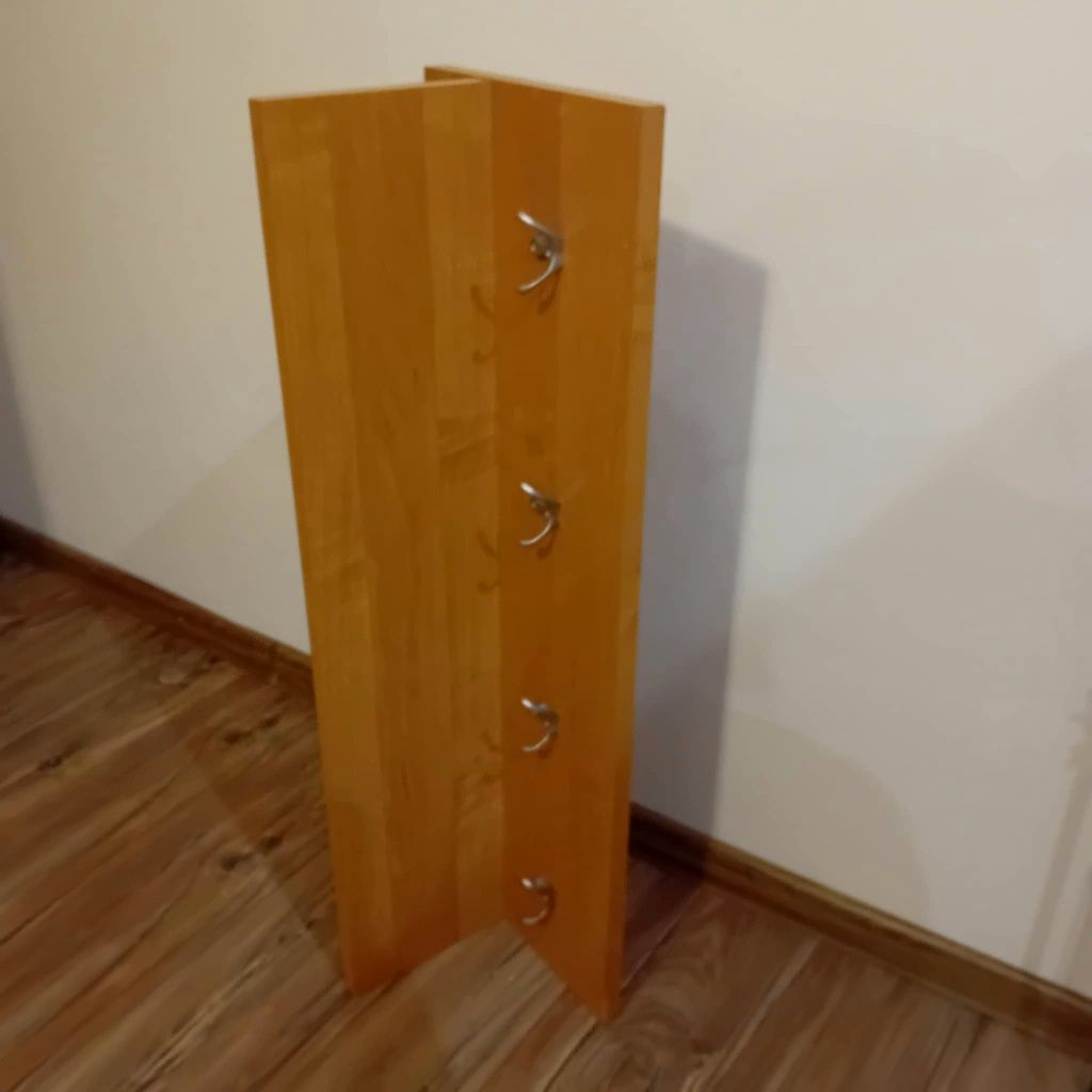 Półka z wieszakami
