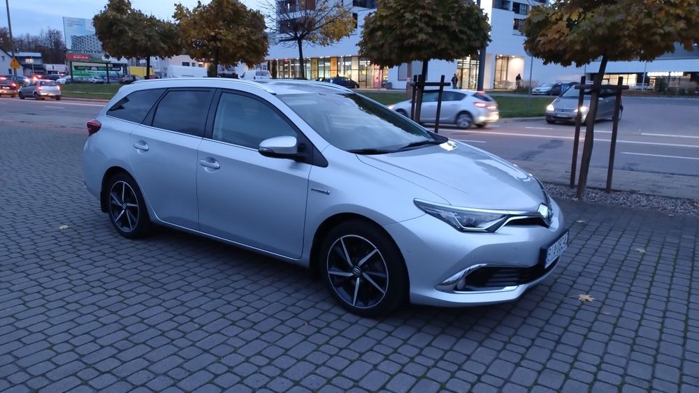Toyota Auris 1,8 hybryda Salon PL