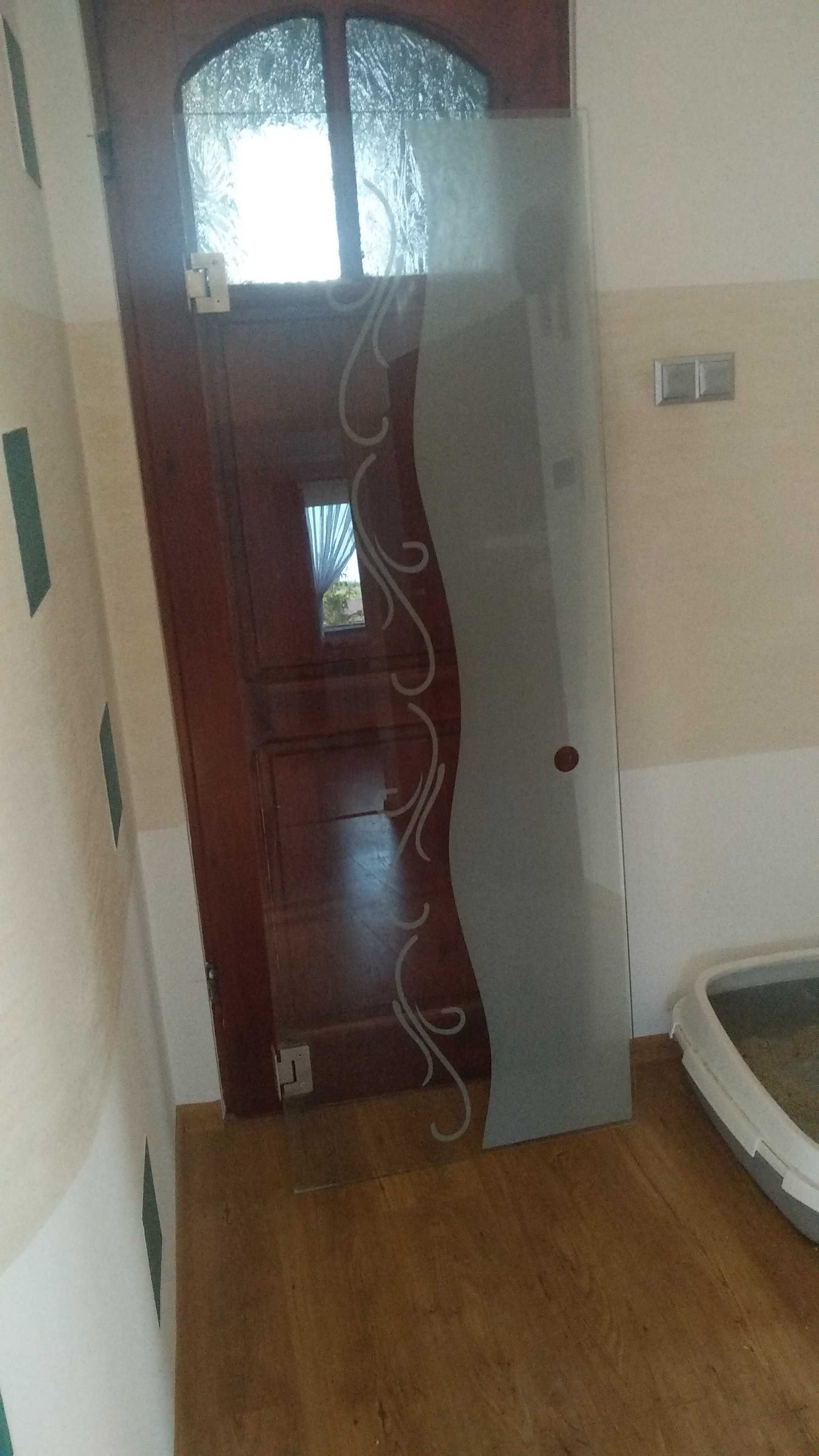 szyba do prysznica ze wzorem i otworem
