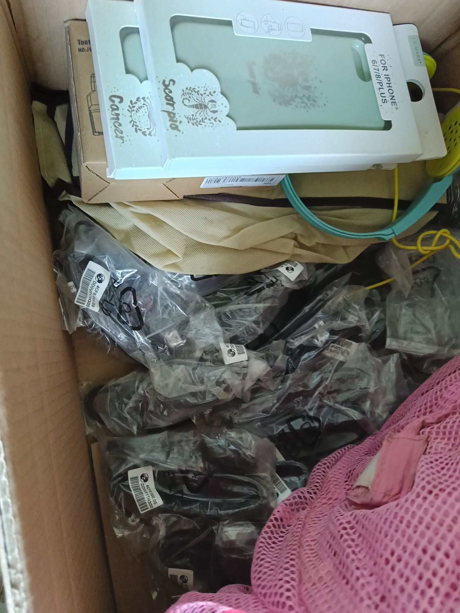 Karton różności etui na iPad telefon i inne