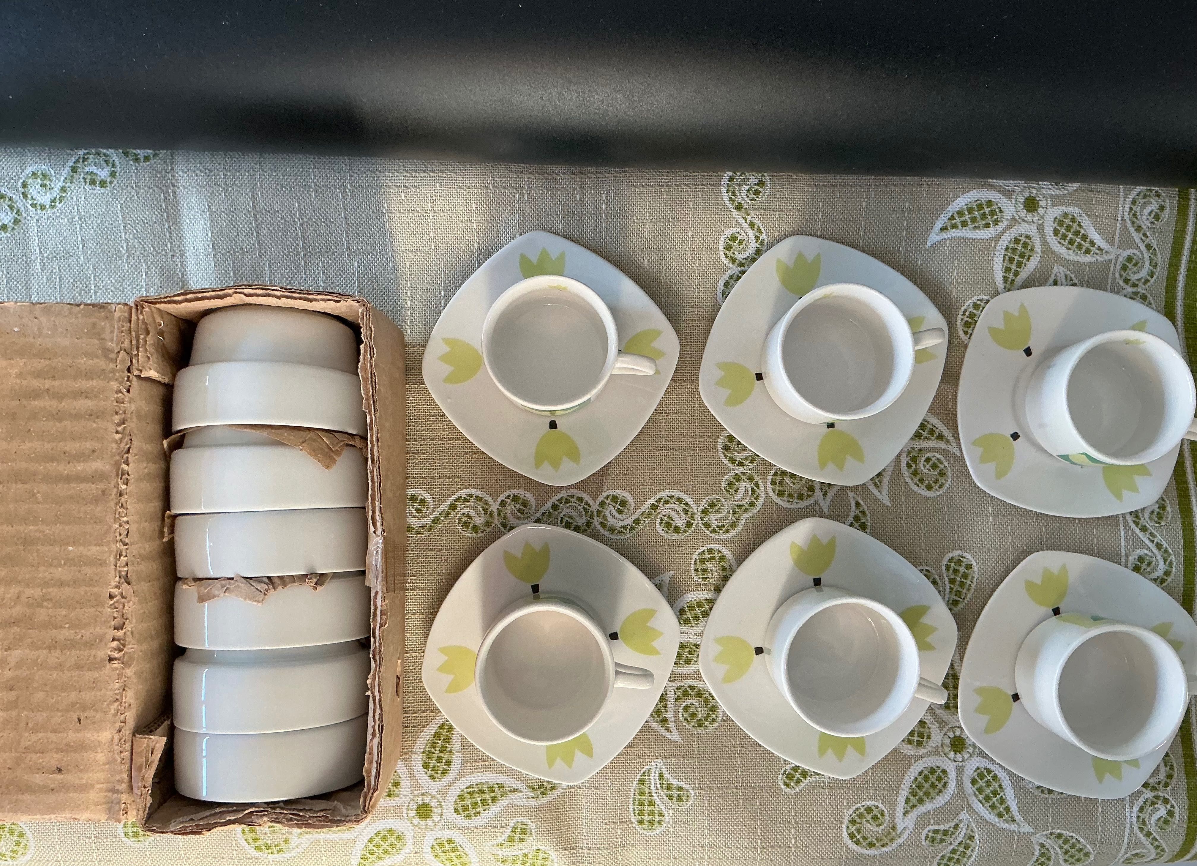 06 taças de sobremesa + 06 chávenas de café + 01 linda toalha de mesa