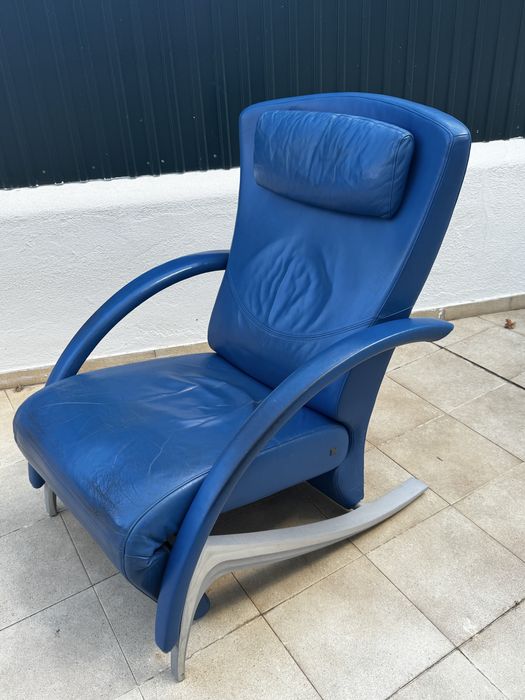 Cadeirão Rolf Benz – Design Alemão em Pele Azul