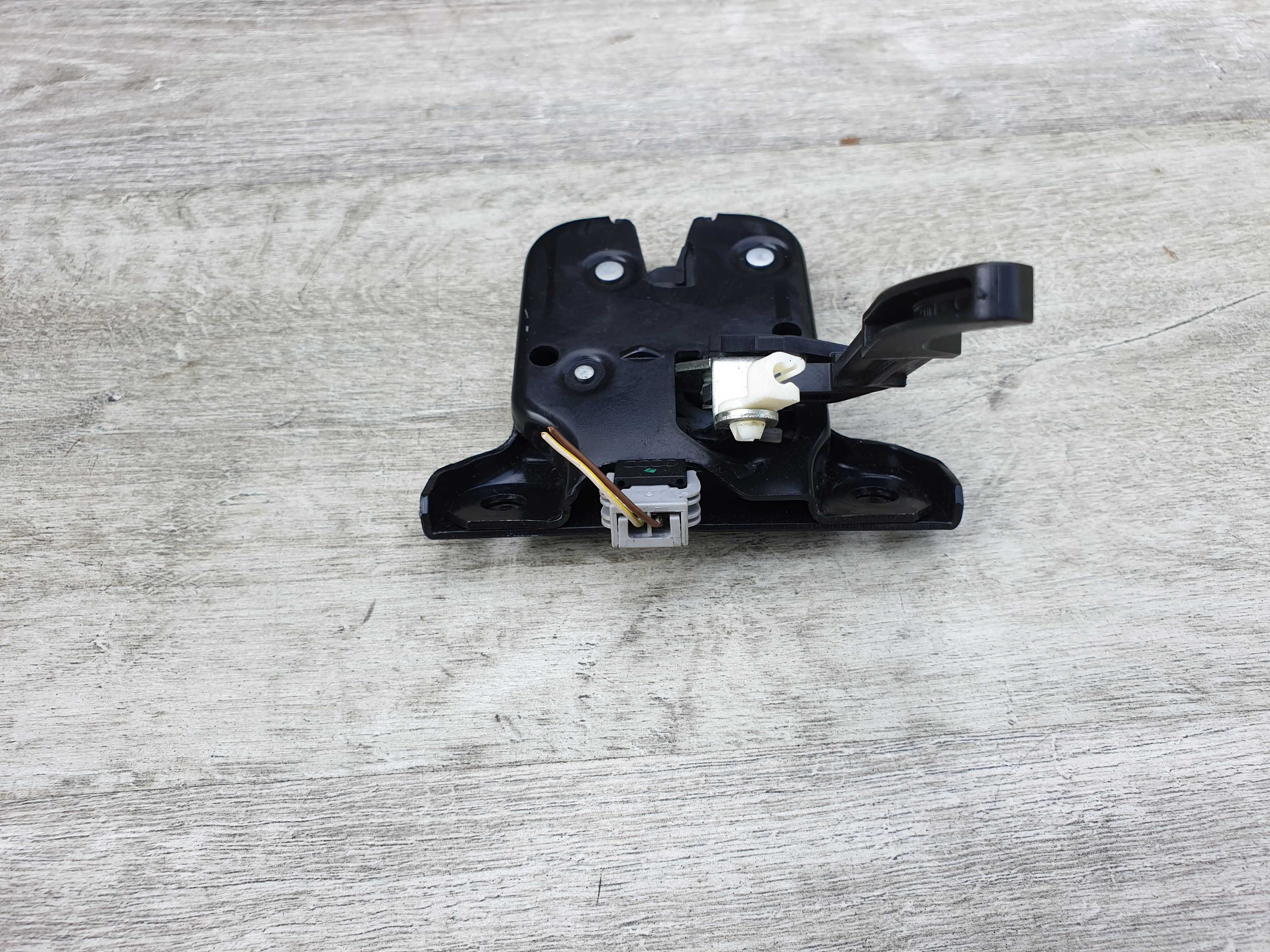 Audi A3 8P 3D Zamek tylnej klapy